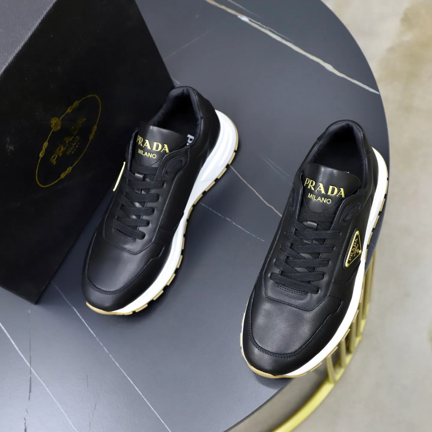 Factory price: 600💰Top original order Brand: PRADA (Prada) Standard code: Men's size 38/44 (45 can be customized) Grade: Same as the official website Material: Original cowhide stitching, cowhide lining, original combination two-color wear-resistant soft outsole Style category: casual sports version, young fashion, European and American trend, British style Color: actual picture color